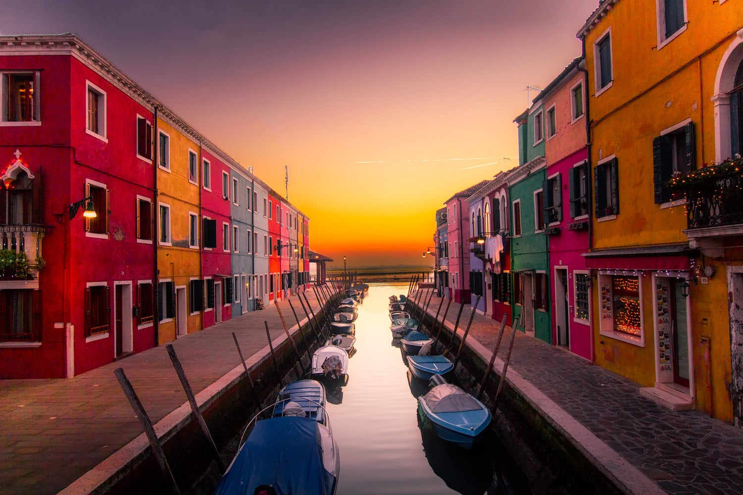 Burano a beautiful, colourful island village famous for its colourful building