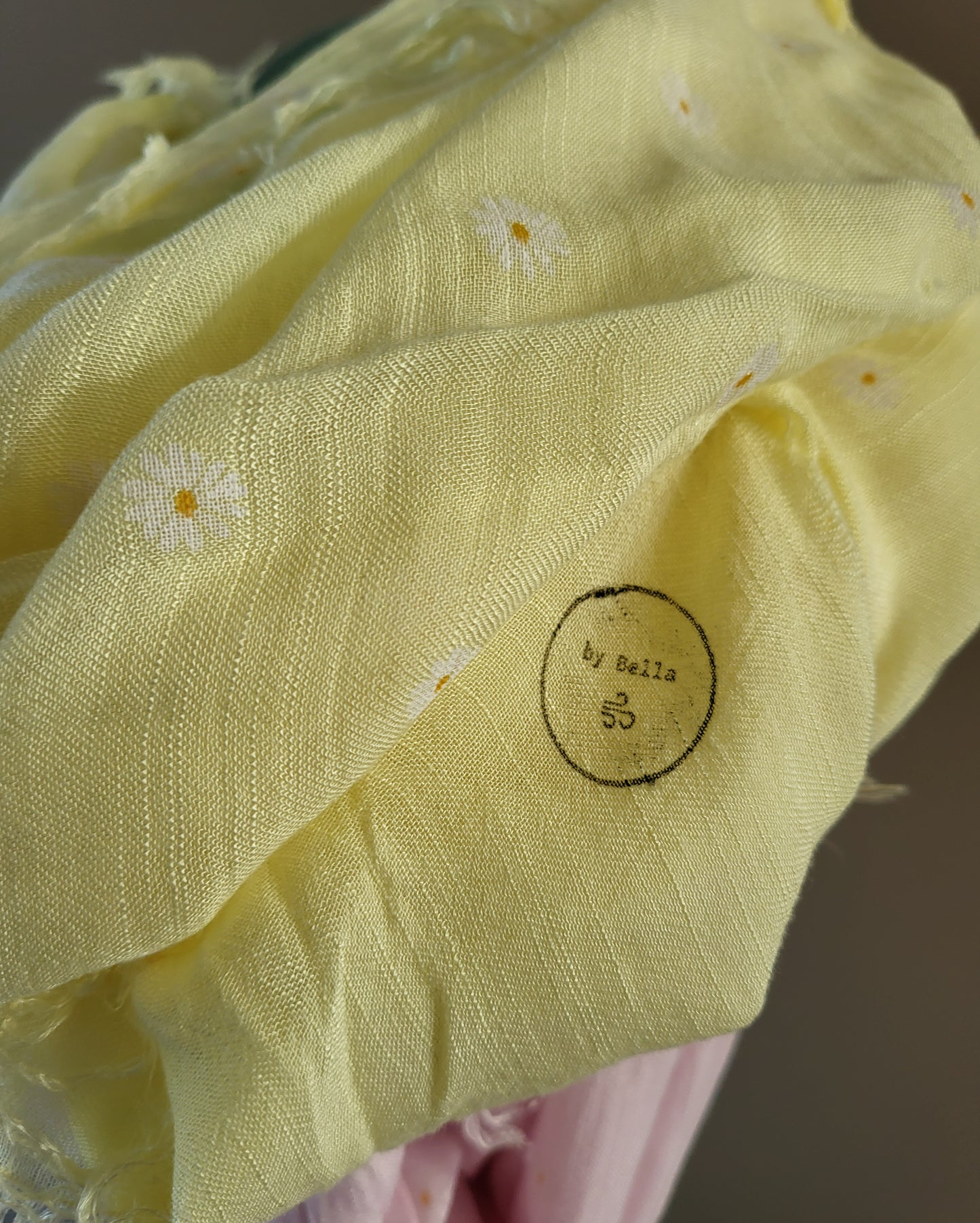 Bamboo stole featuring gentle daisy flowers, showcasing a soft, lightweight, and nature-inspired design.