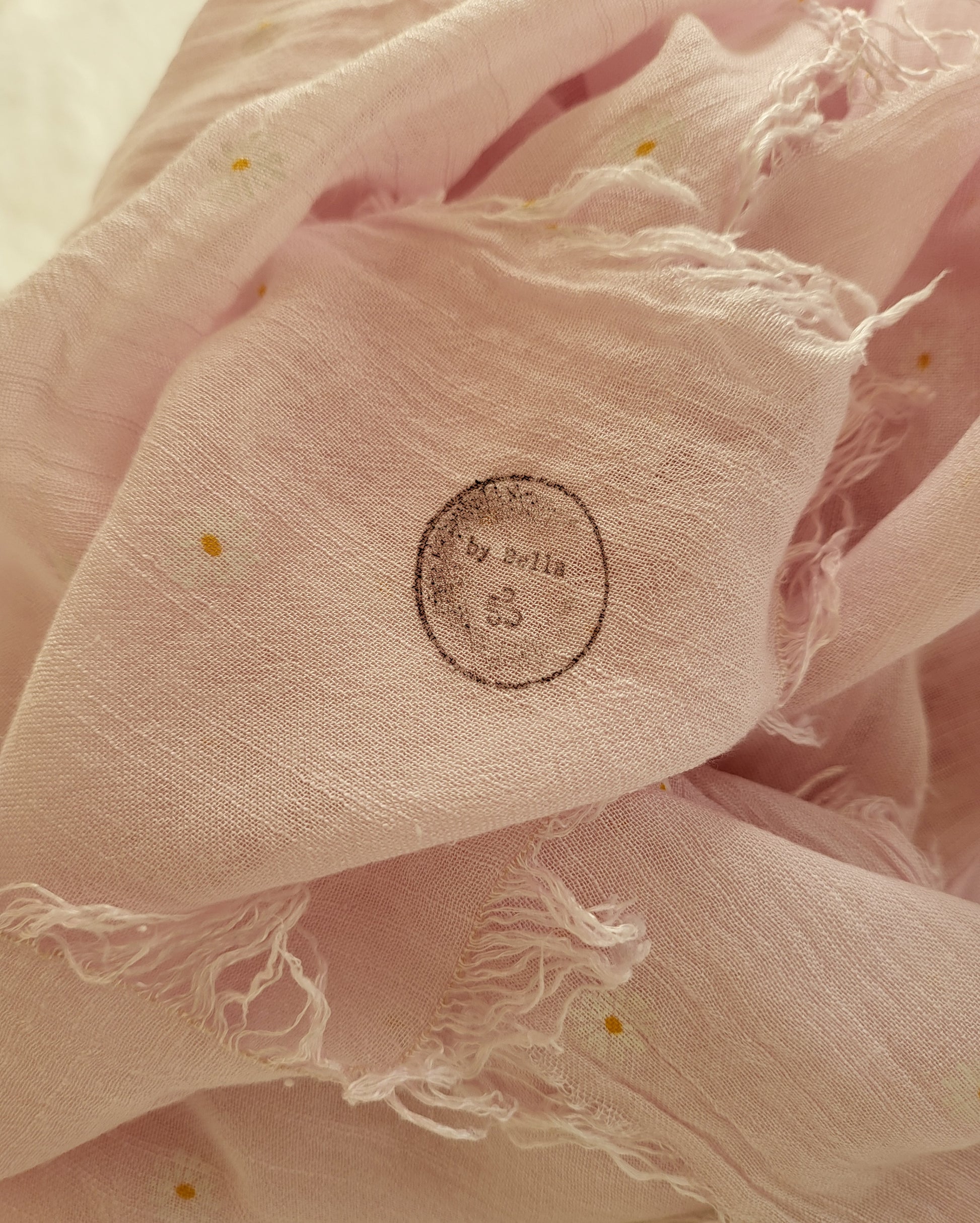 Bamboo stole featuring gentle daisy flowers, showcasing a soft, lightweight, and nature-inspired design.