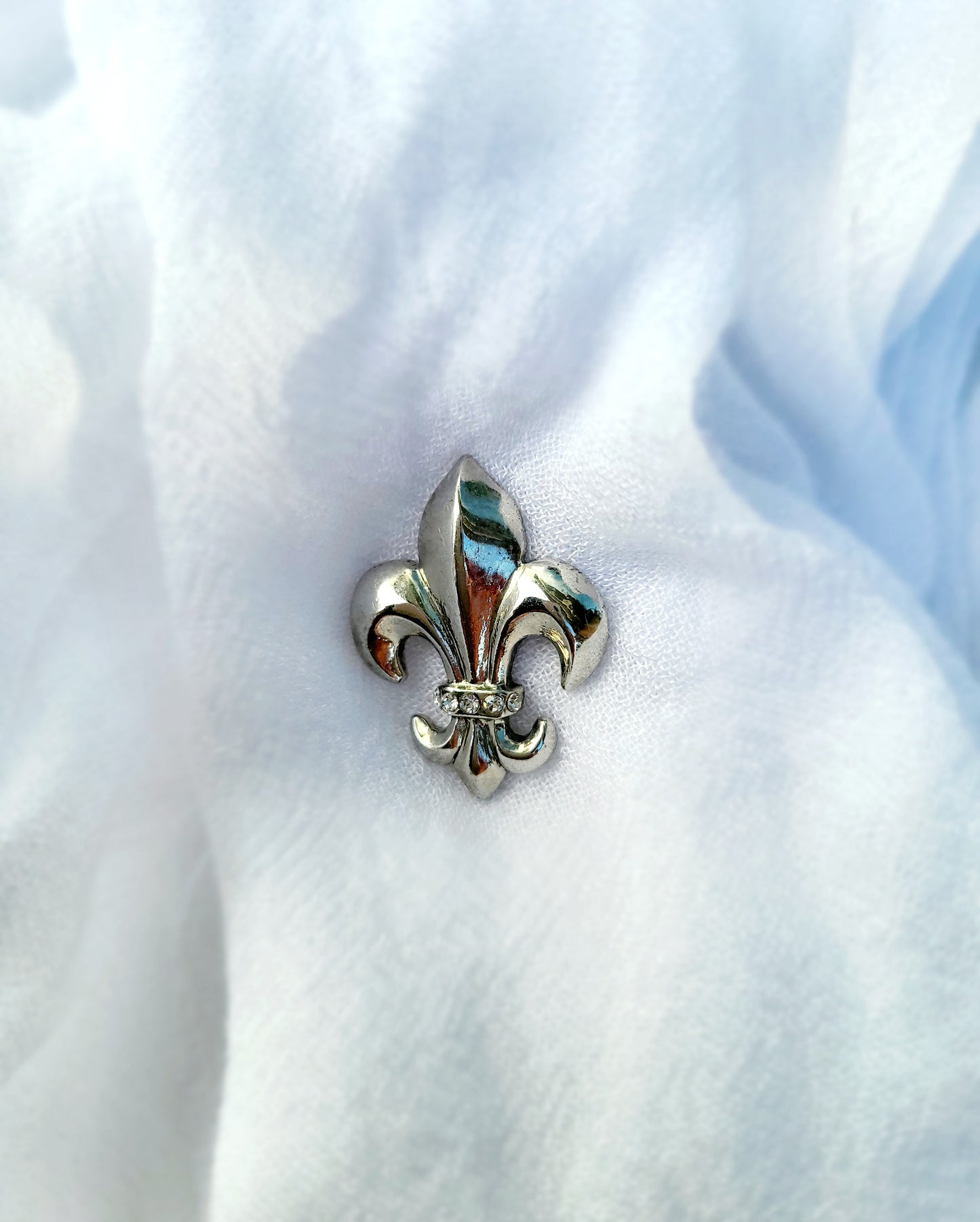 Silver Metal Florentine Lilly closure and finishing